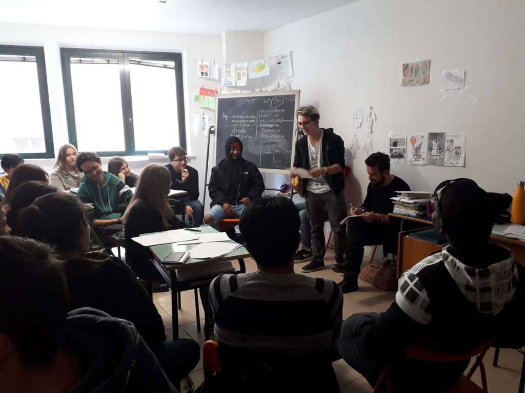 Il percorso, nel suo insieme, prevede la realizzazione di attività che mettano “a confronto” studenti della scuola secondaria di secondo grado e giovani richiedenti asilo o titolari di protezione internazionale, beneficiari dei programmi di accoglienza e integrazione gestiti dal GUS sul territorio. L’obiettivo è quello di abbattere ogni muro che si frappone tra giovani di diversa provenienza, ostacolo che spesso si traduce in episodi di discriminazione e marginalizzazione, promuovendo invece una cultura del