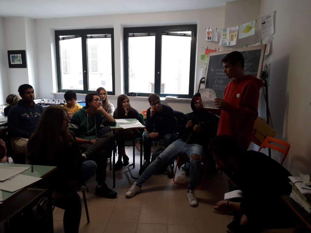 Il percorso, nel suo insieme, prevede la realizzazione di attività che mettano “a confronto” studenti della scuola secondaria di secondo grado e giovani richiedenti asilo o titolari di protezione internazionale, beneficiari dei programmi di accoglienza e integrazione gestiti dal GUS sul territorio. L’obiettivo è quello di abbattere ogni muro che si frappone tra giovani di diversa provenienza, ostacolo che spesso si traduce in episodi di discriminazione e marginalizzazione, promuovendo invece una cultura del