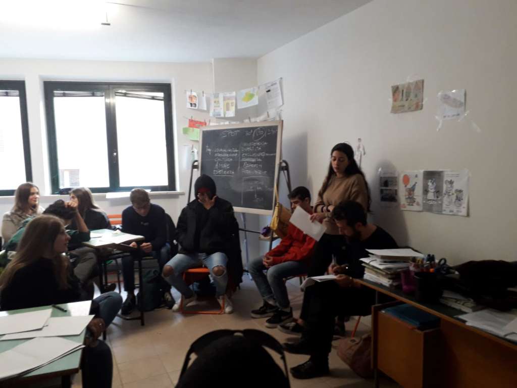 Il percorso, nel suo insieme, prevede la realizzazione di attività che mettano “a confronto” studenti della scuola secondaria di secondo grado e giovani richiedenti asilo o titolari di protezione internazionale, beneficiari dei programmi di accoglienza e integrazione gestiti dal GUS sul territorio. L’obiettivo è quello di abbattere ogni muro che si frappone tra giovani di diversa provenienza, ostacolo che spesso si traduce in episodi di discriminazione e marginalizzazione, promuovendo invece una cultura del