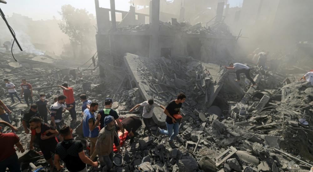 Soccorsi dopo un bombardamento sulla Striscia di Gaza nei giorni scorsi. (Mahmud Hams, Afp)